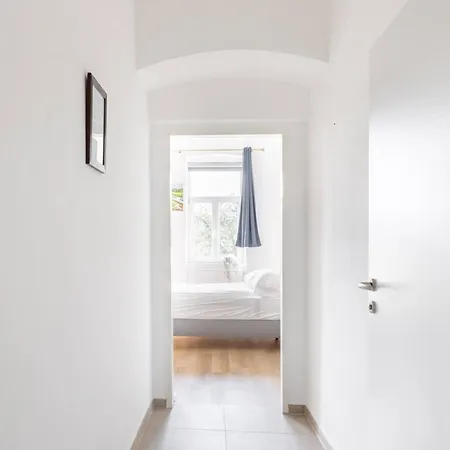 Apartment Near Schoenbrunn & Metro Vienna Exterior photo
