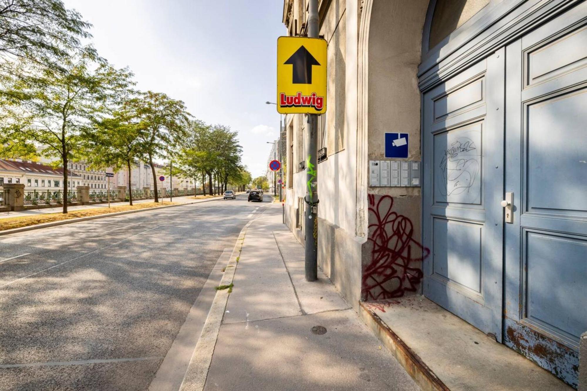 Near Schoenbrunn & Metro *