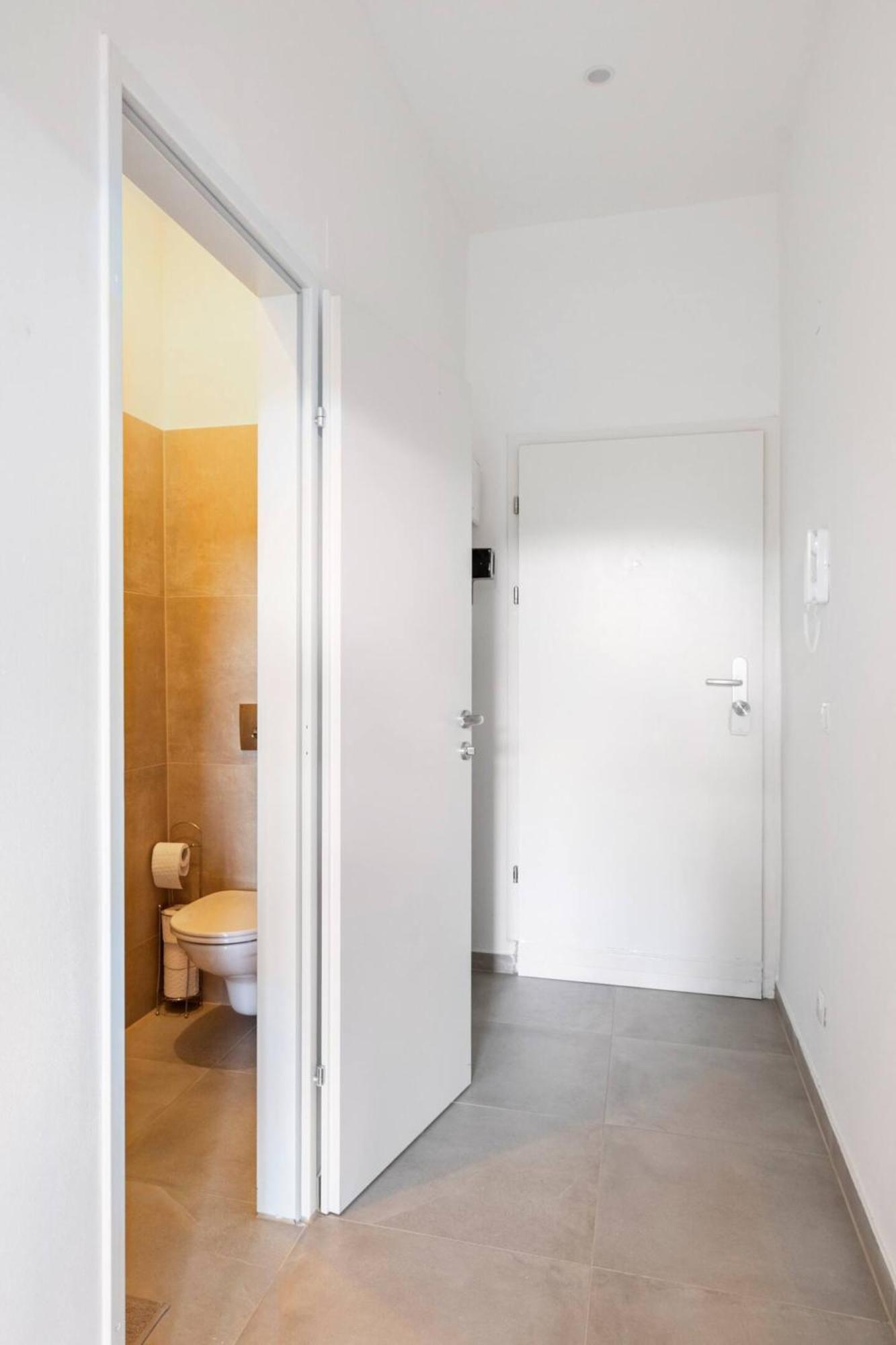 Near Schoenbrunn & Metro Apartment Vienna