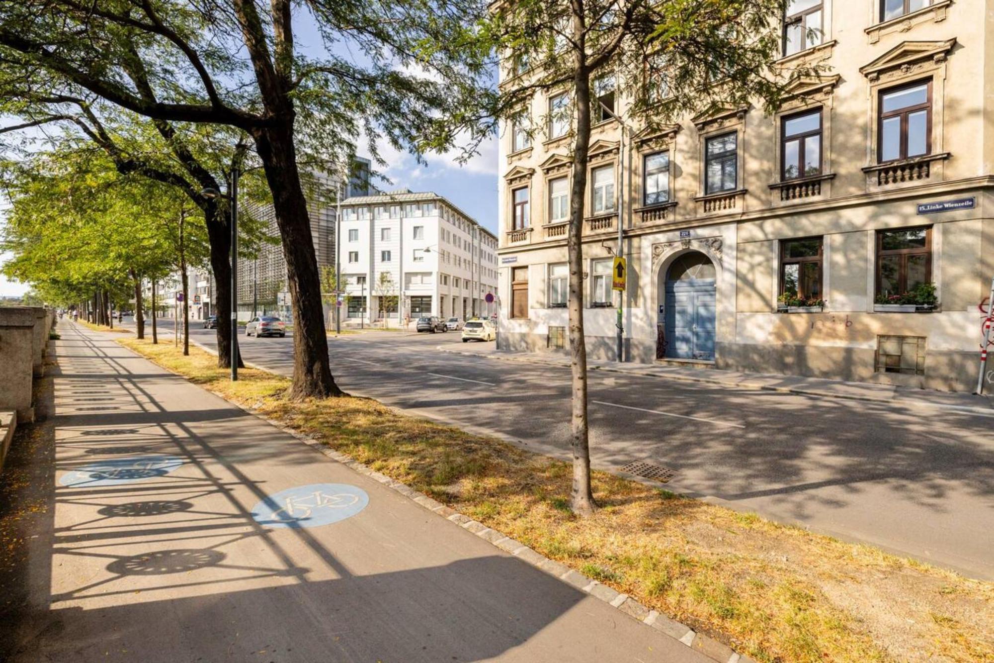Near Schoenbrunn & Metro * Vienna